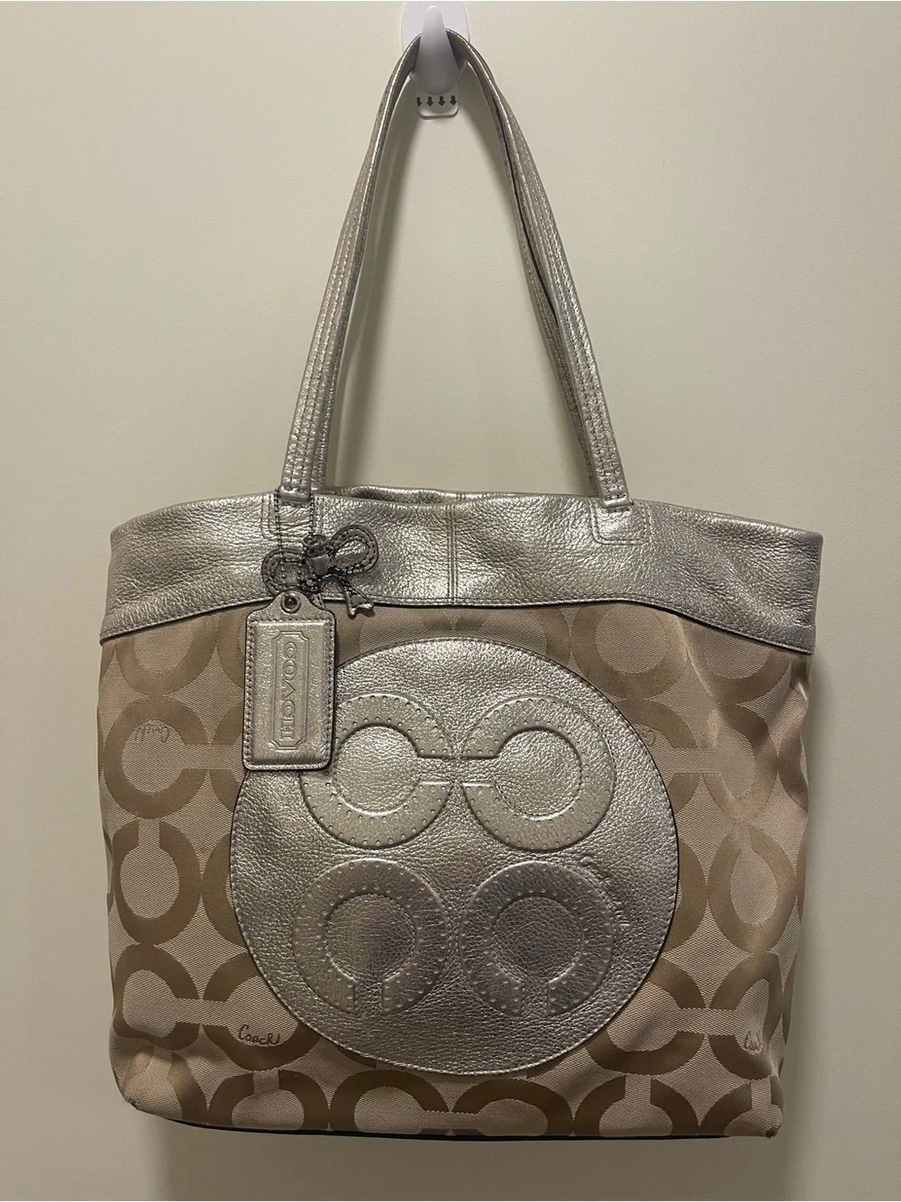 Coach JulieOp Art Tan Signature Tote/ Silver Metallic Trim❤️‍🔥needs lil clean